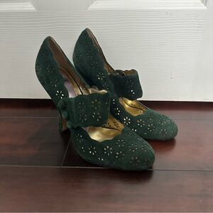 Size 9 Vintage Hale Bob Green Leather Velvet Floral Cut Out Heels Pumps Shoes